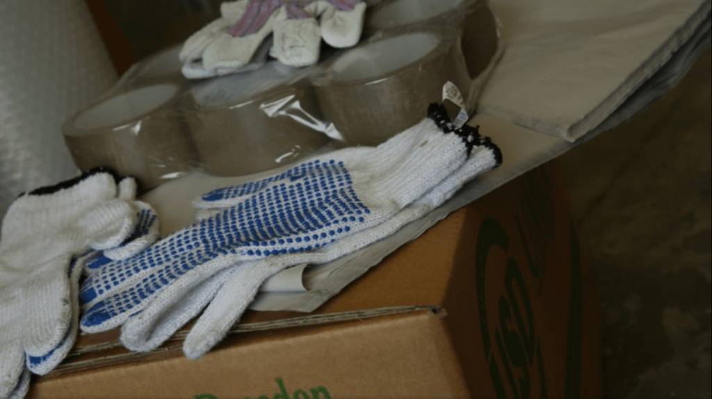 Handschuhe und andere Utensilien für den Umzug
