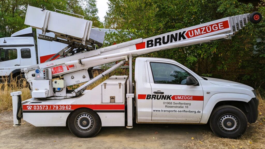 Fahrzeug mit ausfahrbarer Leiter von Brunk Umzüge - Umzug Südbrandenburg