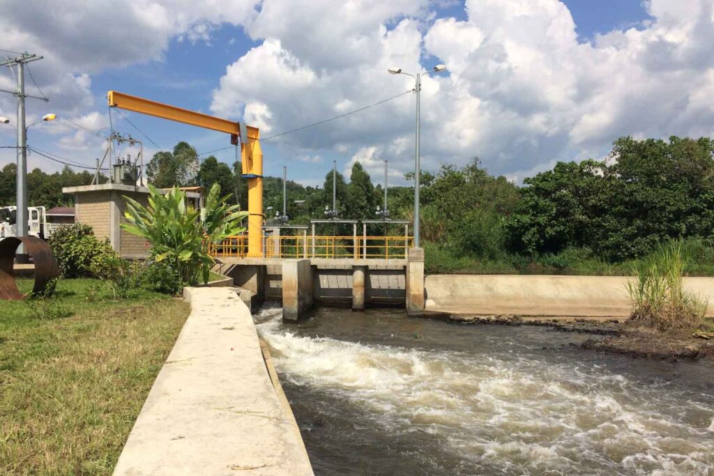 Ein Staudamm für einen Fluss mit dichtem Grün drum herum - EIn Projekt das vom Umzugsunternehmen USD Umzüge unterstützt wird