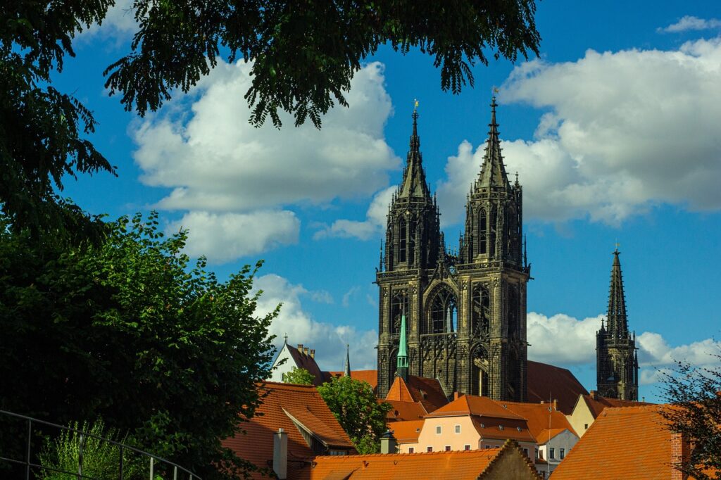 Ein Bild eines Kirchturms der Stadt Meissen.